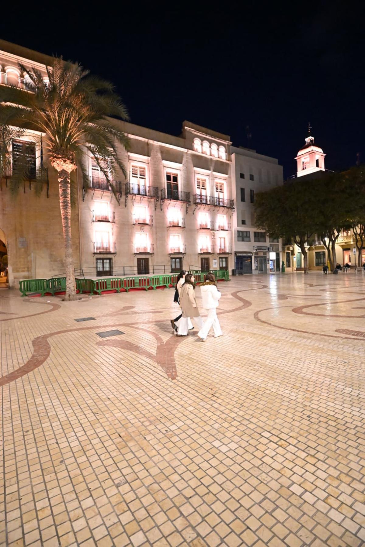 Elche se disfraza pese a la cancelación de Carnaval por el viento