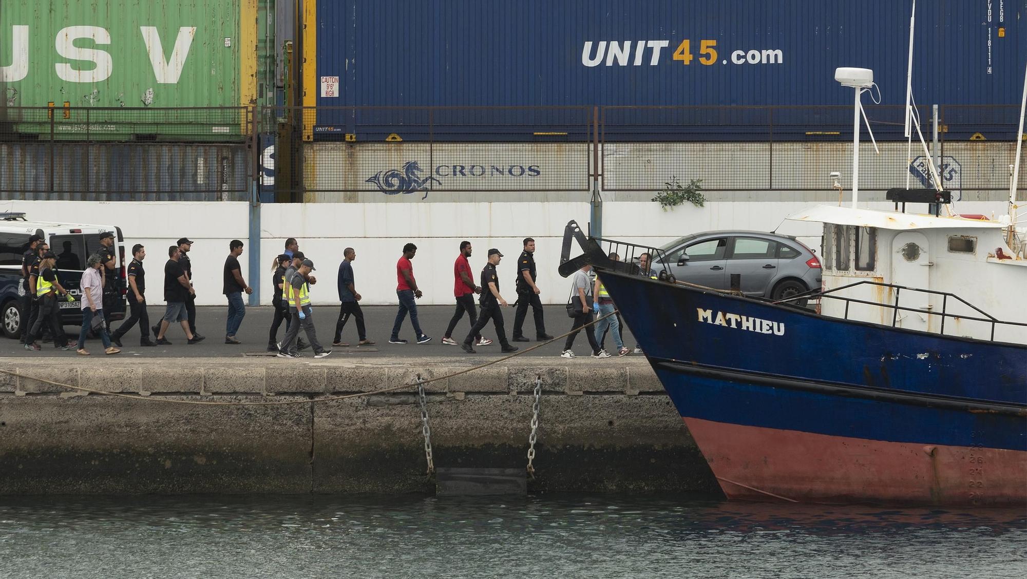 Traslado al Puerto de Arrecife (Lanzarote) del pesquero interceptado con 1.000 kilos de cocaína