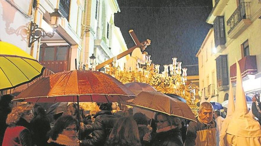 La lluvia quitó brillantez y esplendor a las procesiones de la Semana Santa