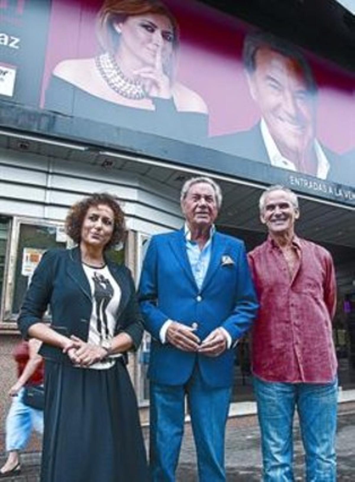 Els actors Sonia Castelo, Arturo Fernández i Carlos Manuel Díaz, ahir.