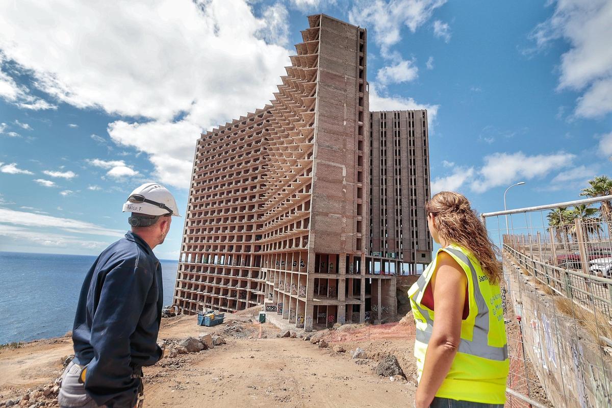 Trabajos de demolición de las escaleras de los pisos bajos del mamotreto de Añaza