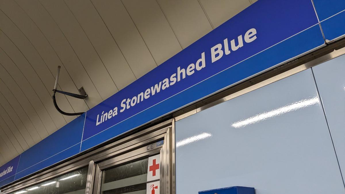 Esta es la empresa detrás del criticado letrero de 'Stonewashed Blue' en la línea 10 de Metro