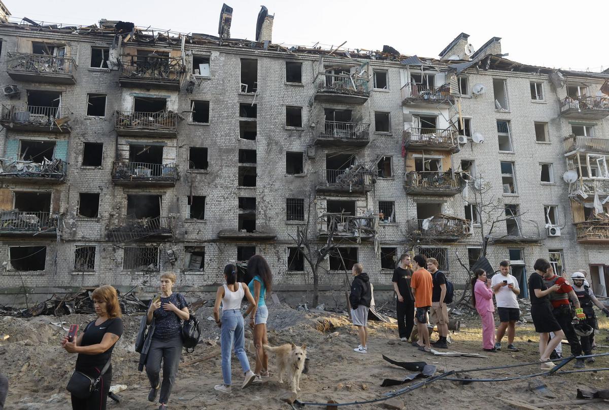Residentes locales se reúnen en el lugar de un ataque con misiles rusos contra una zona residencial en Kiev, Ucrania, el 2 de julio de 2026. EFE/EPA/SERGEY DOLZHENKO