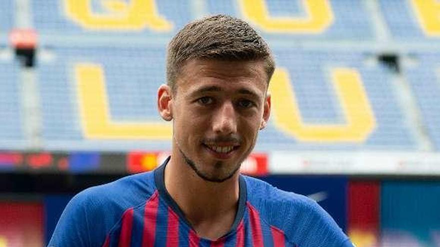 Lenglet posa con la camiseta del Barcelona.