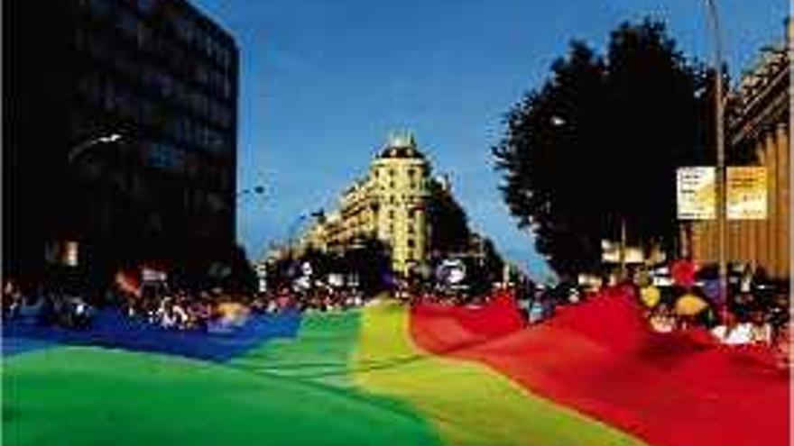 Bandera LGTBI exposada durant la marxa de l&#039;orgull gai a Barcelona.