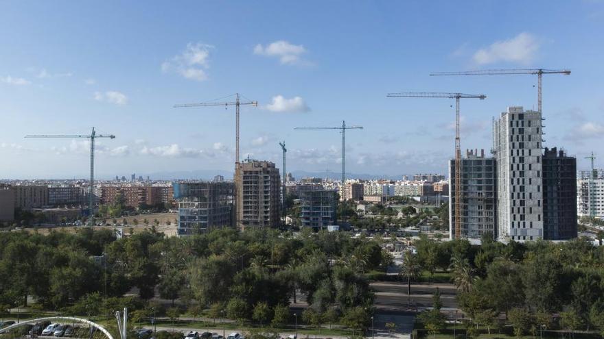 Viviendas en construcción en el barrio de Malilla, frente a La Fe.