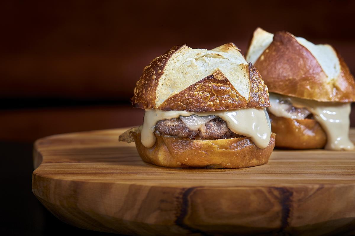 En LEÑA las hamburguesas se elaboran con pan de pretzel, carne picada de vaca madurada, queso havarti y salsa Bull, cuya receta solo la conoce Dani García y su equipo.