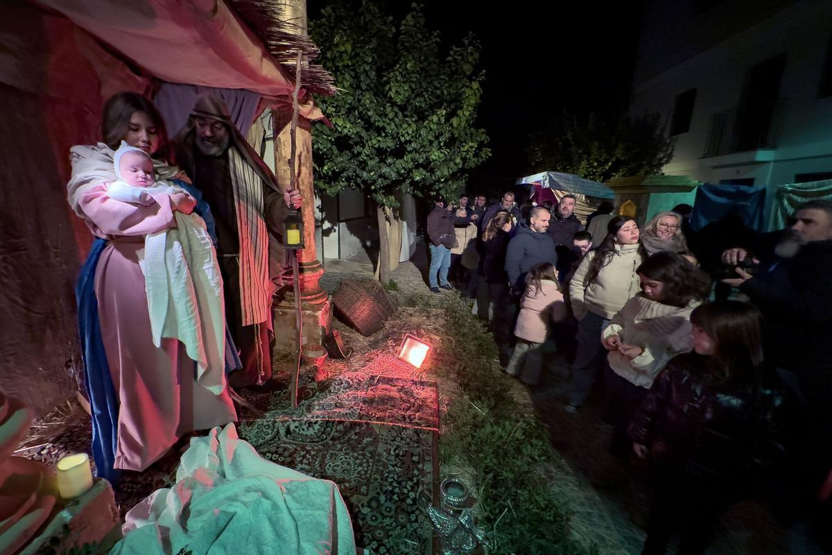 SANTIPONCE (SEVILLA), 22/12/2024.- Un año más, los vecinos de la localidad sevillana de Santiponce se entregan a la labor de representar su 'Belén nazareno', uno de los belenes más antiguos y visitados de la provincia. Sobre suelo de la antigua ciudad romana de Itálica, año tras año, el portal viviente de Santiponce crece hasta convertirse en uno de los más aclamados y, desde el jueves pasado, ya no hay entradas para poder visitarlo en los tres días que estará abierto. EFE/David Arjona