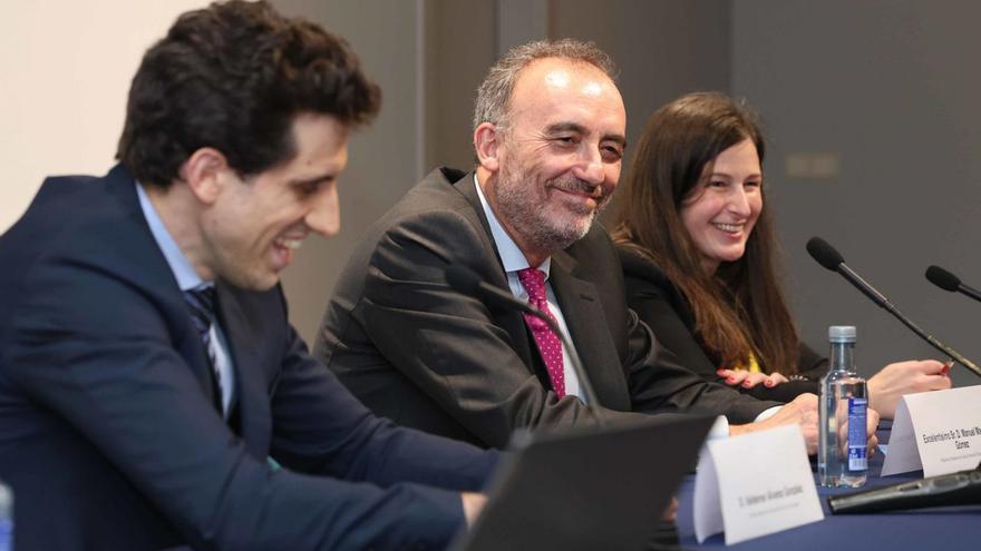 Manuel Marchena (c.), junto a la directiva de Avogados Novos, Valdemar Álvarez y Esther Alonso. |   //R.G.