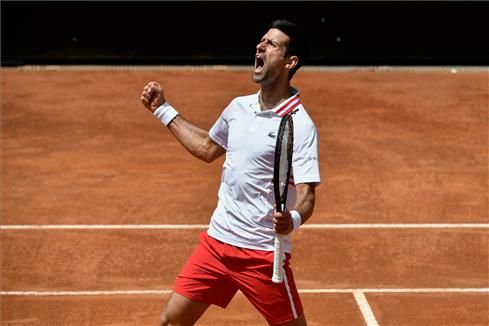 Djokovic celebra su pase a semifinales en Roma.