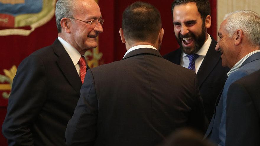 De la Torre y Pérez, en una distendida charla durante el pleno municipal.