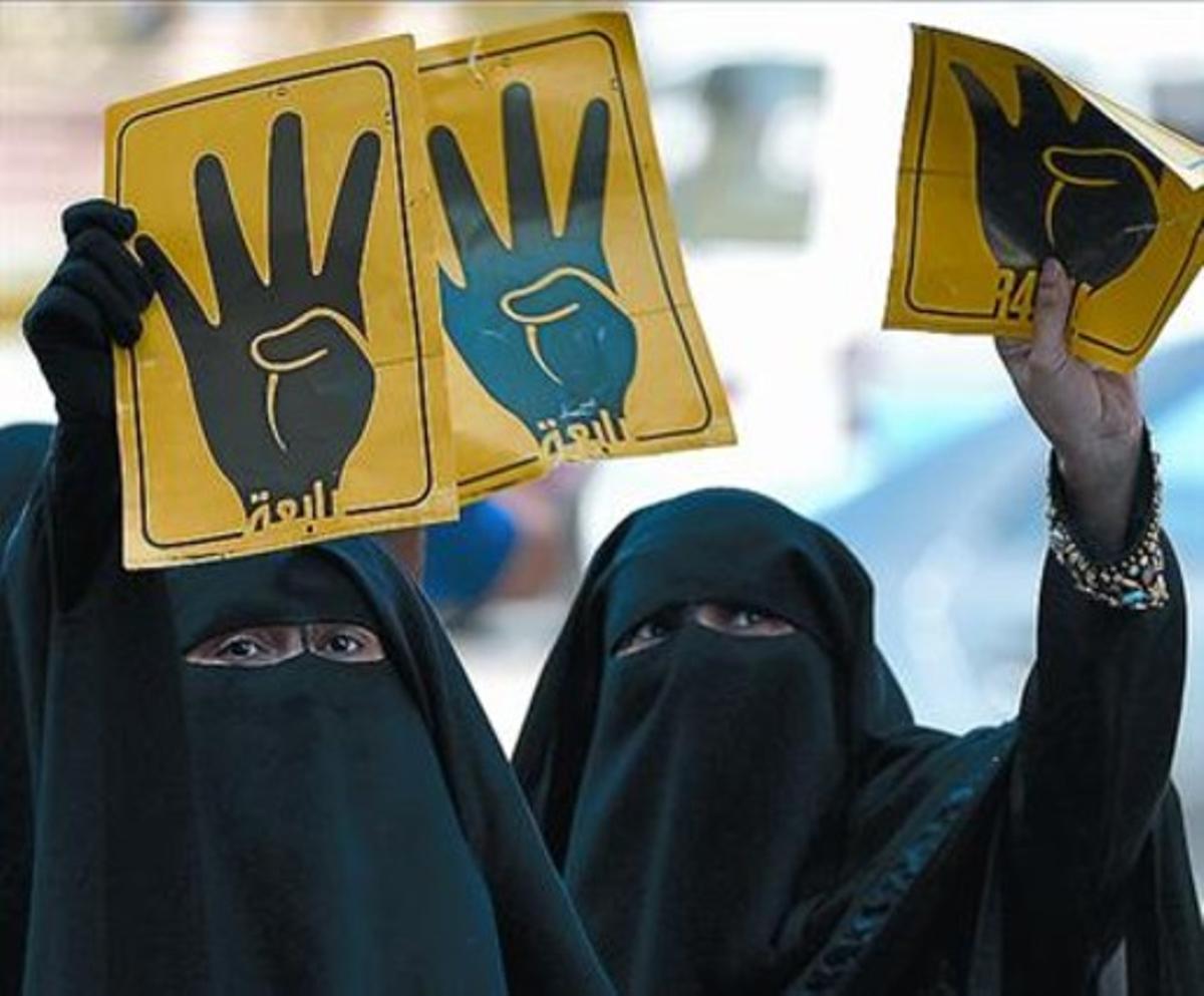 Dues dones en una de les manifestacions d’ahir al Caire.