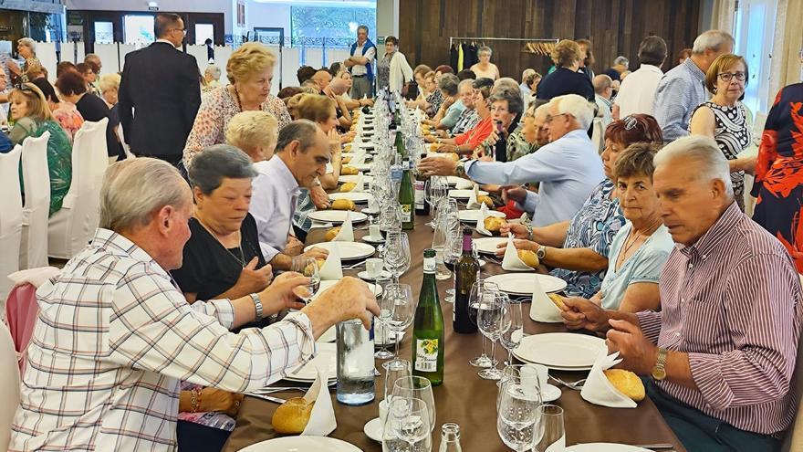 Multitudinaria fiesta de los jubilados de Siero, con dos centenares de personas disfrutando del día del socio del hogar El Carmín