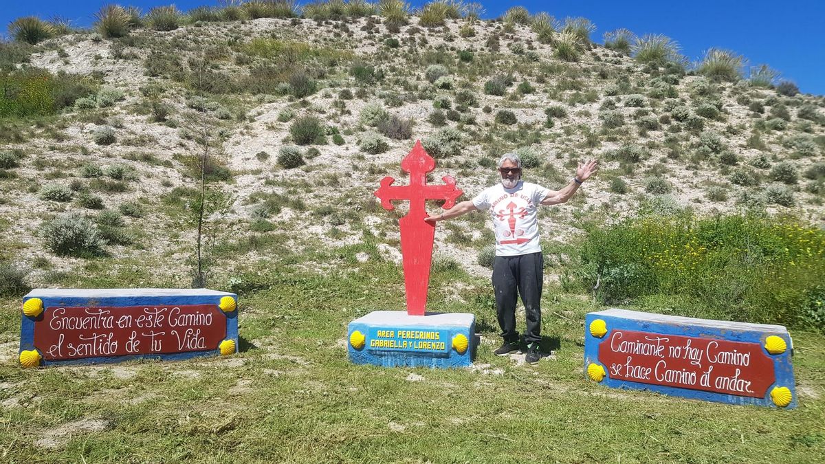 Manuekl Rossi, con algunas de las señalizaciones colocadas en el Camino de Uclés.