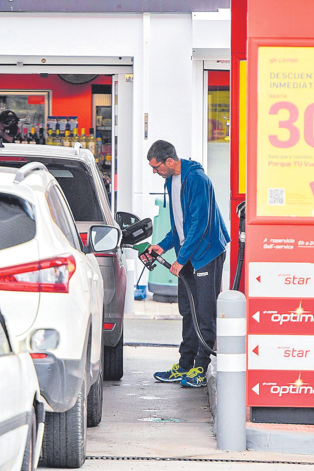 Un hombre reposta gasolina en una estación de servicio de las Islas.