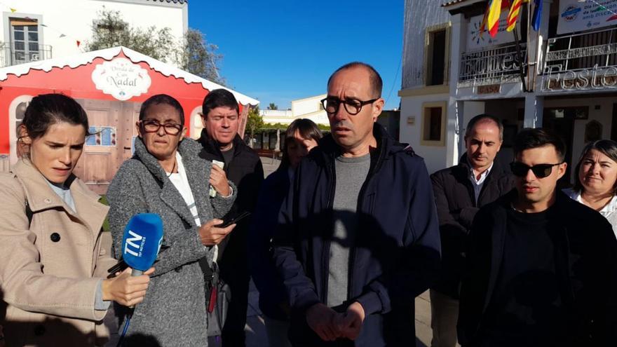 Consellers de Sa Unió y periodistas, com Óscar Portas, el pasado mes de diciembre. | C.C.