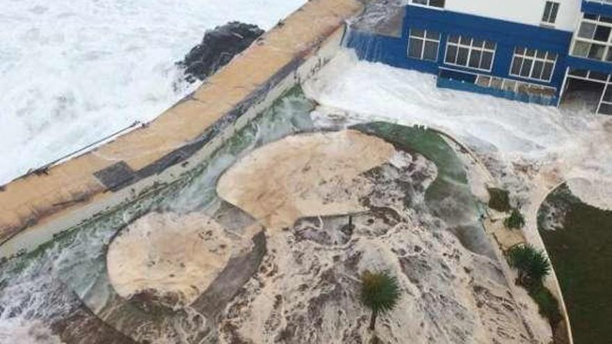 El fuerte oleaje, ayer, entra en un patio de un edificio en Tenerife.