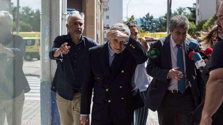 El abogado de la víctima, Miguel Ángel Morán, a su salida de la Audiencia de Navarra.