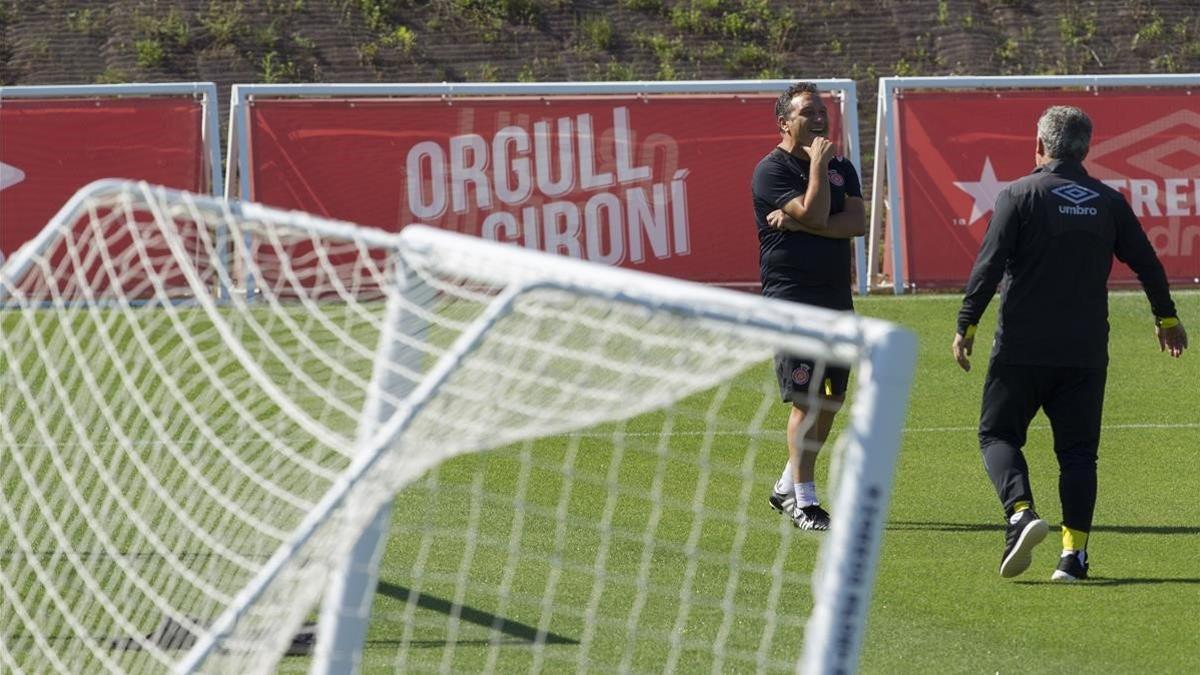 Eusebio, técnico del Girona, conversa con su ayudante Onésimo en un entrenamiento