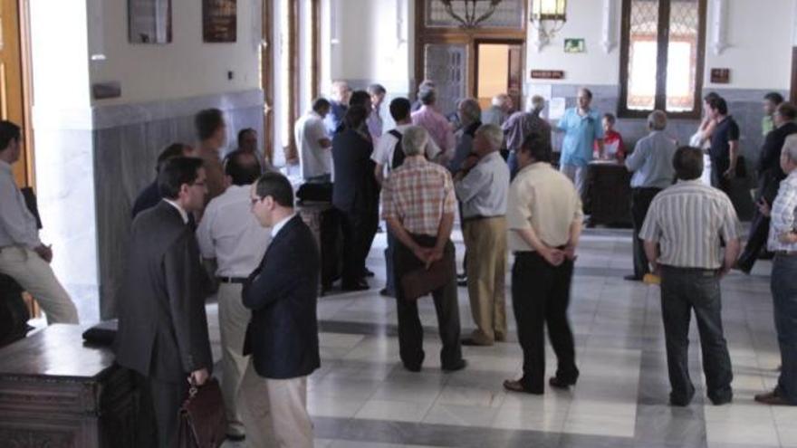 Afectados por la quiebra de la empresa de cereales conversan antes de entrar a la Junta de Acreedores.