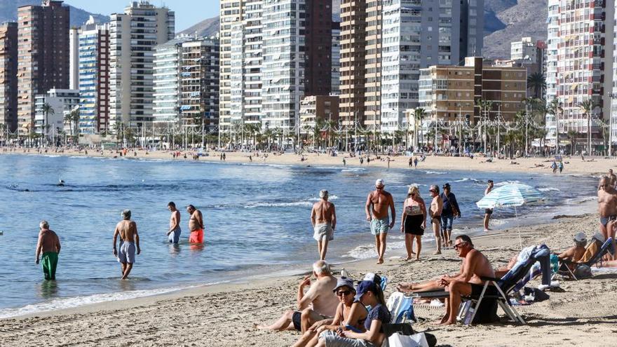 Benidorm instalará taquillas con cargadores de móvil en las playas