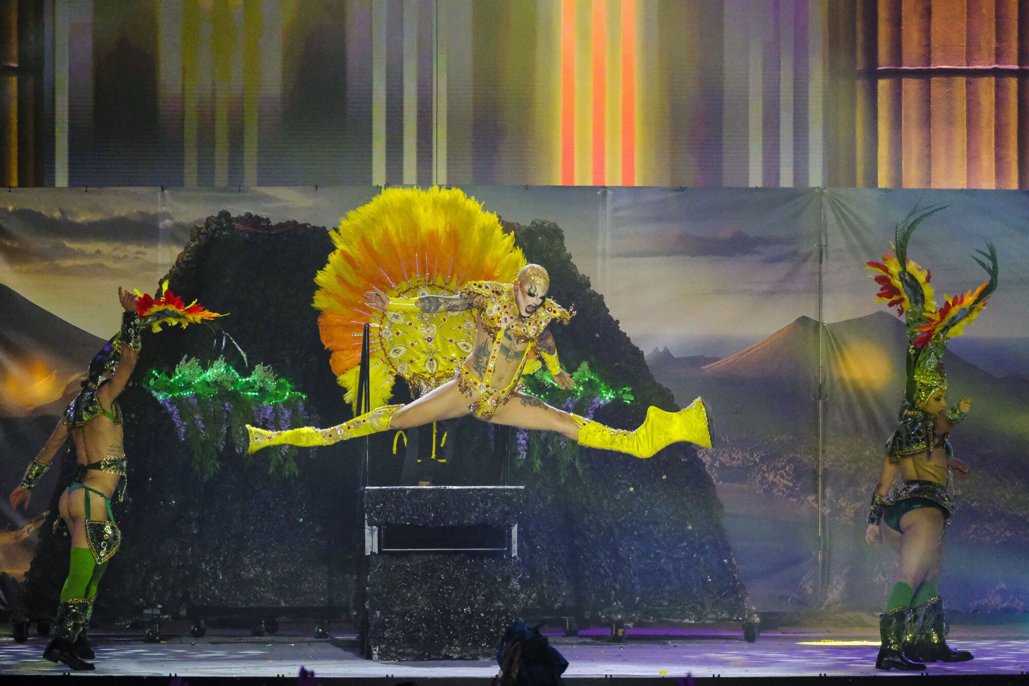 5. Drag Eros (Aday Betancor Arbelo) Con el patrocinio de Juventud Canarias, Turismo Lanzarote y CACT Lanzarote y con un diseño de Jesús Casillas Martín, Eleazar Rivero Dorta y Maison Betancort presenta el espectáculo ¿Quién dice que del corazón de un volcán no puede nacer una flor?