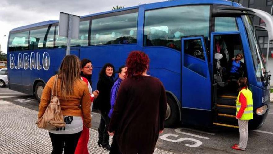 La parada del bus en Os Martices, que carece de marquesina.  // Iñaki Abella