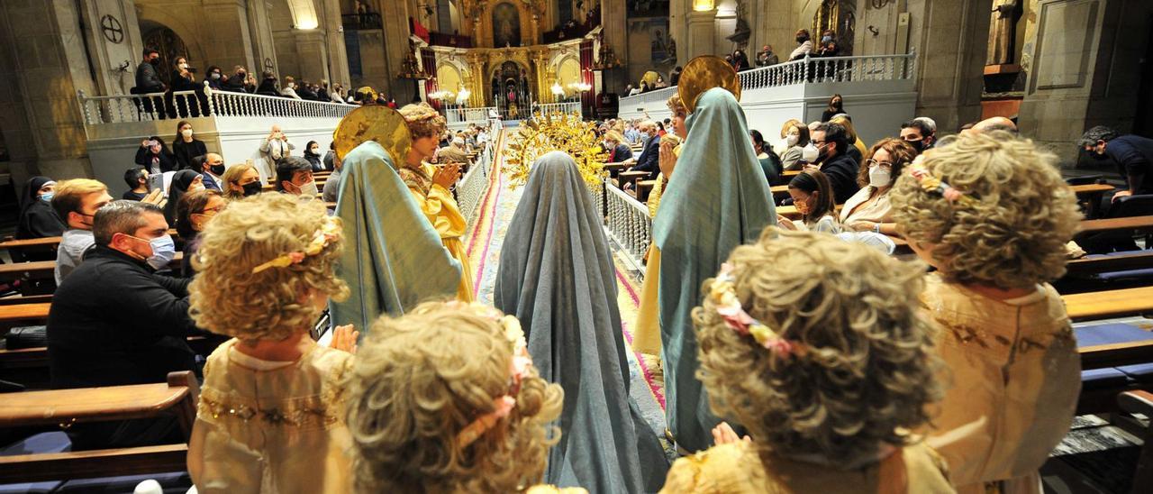 Momentos iniciales del Misteri d’Elx en la basílica de Santa María, durante una de las representaciones de este otoño celebradas de forma extraordinaria. | MATÍAS SEGARRA