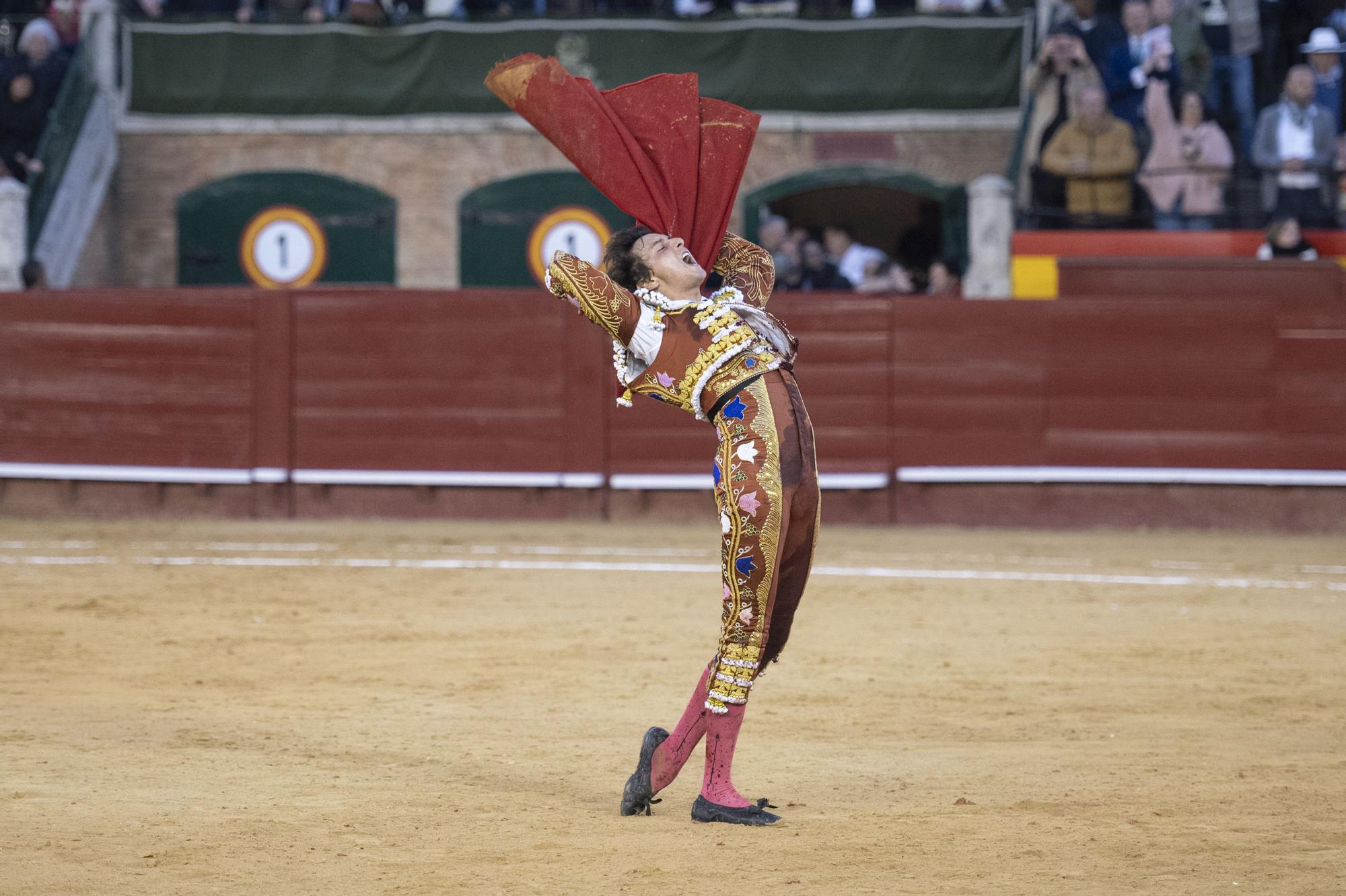 La puerta grande de Roca Rey en la Feria de Fallas 2023, en imágenes