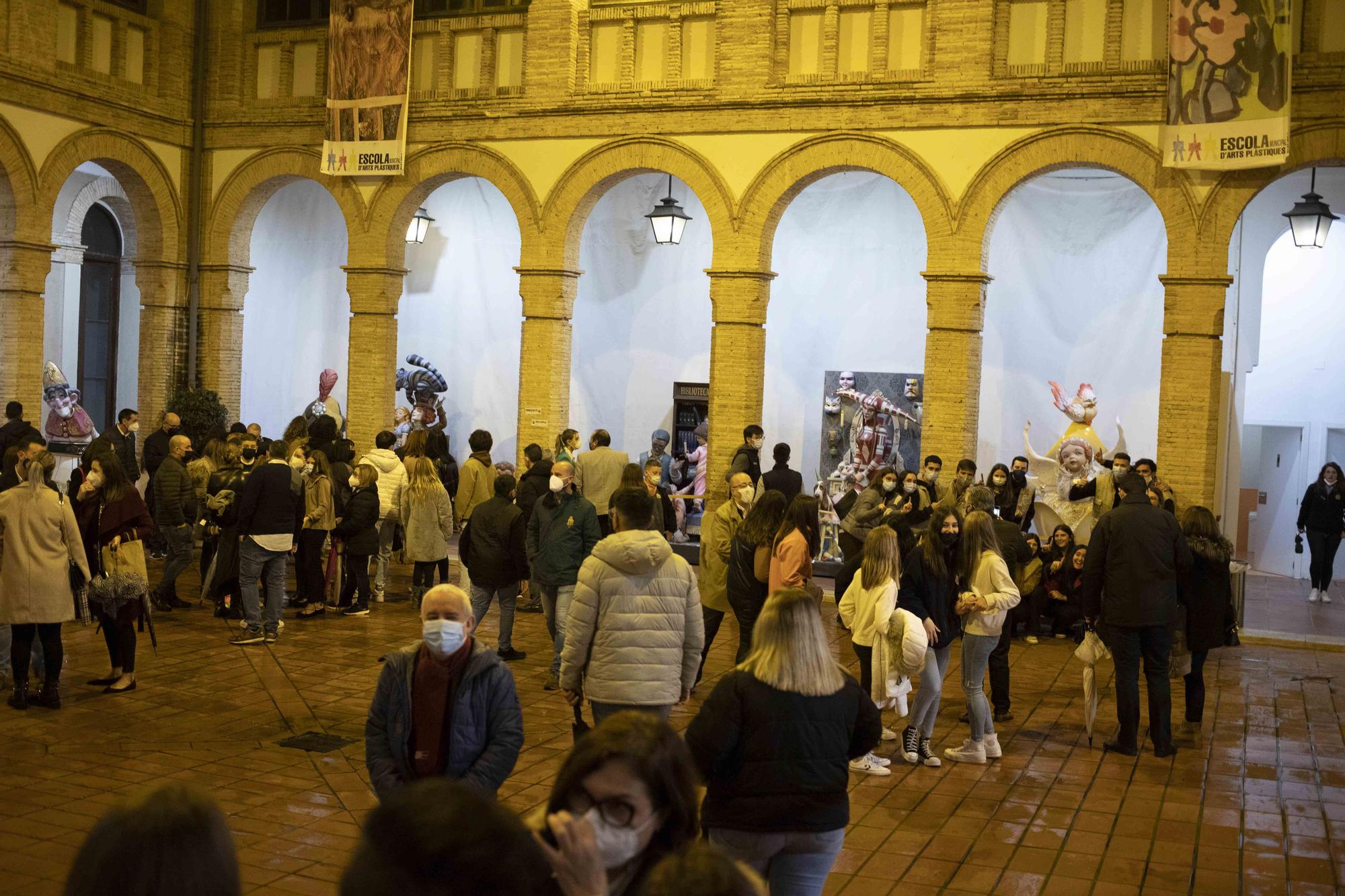 Inauguración de la exposición del "ninot" celebrada en la cada de la cultura de Alzira.