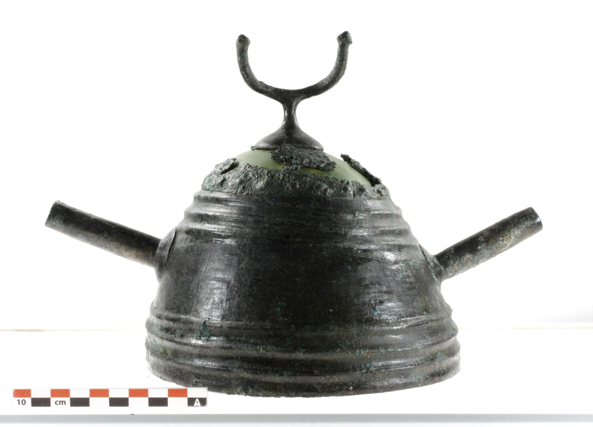 Aparece un "tesoro" arqueológico en Ribadesella: dos cascos de la Edad de Bronce