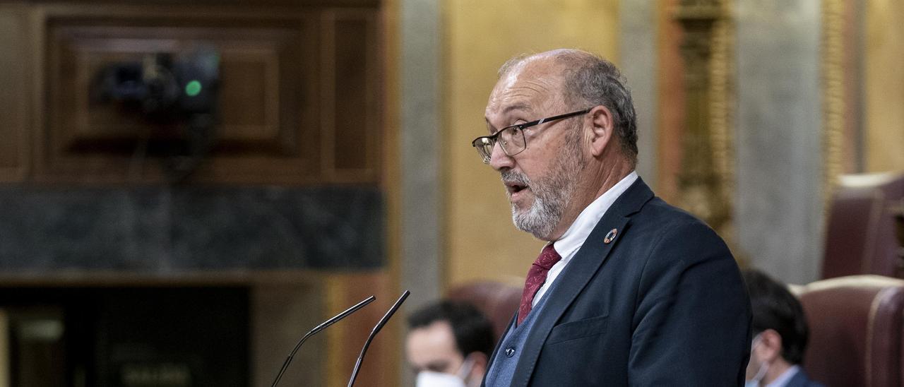 Archivo - El diputado del PSOE, Juan Bernardo Fuentes, interviene en una sesión plenaria extraordinaria en el Congreso de los Diputados, a 25 de enero de 2022, en Madrid (España). El Pleno del Congreso de los Diputados se ha reunido en sesión extraordinar