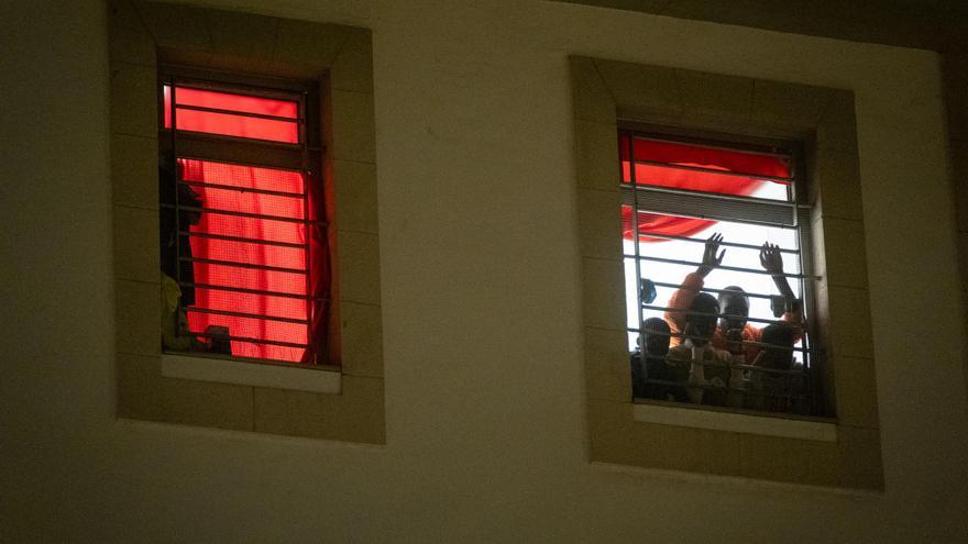 Inmigrantes se atrincheran en el interior de un centro de acogida de Santa Cruz de Tenerife