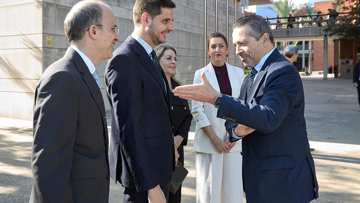 Almenar, Prieto, Moncho, Sapena y Capilla dialogan antes del la apertura del curso en el Campus.