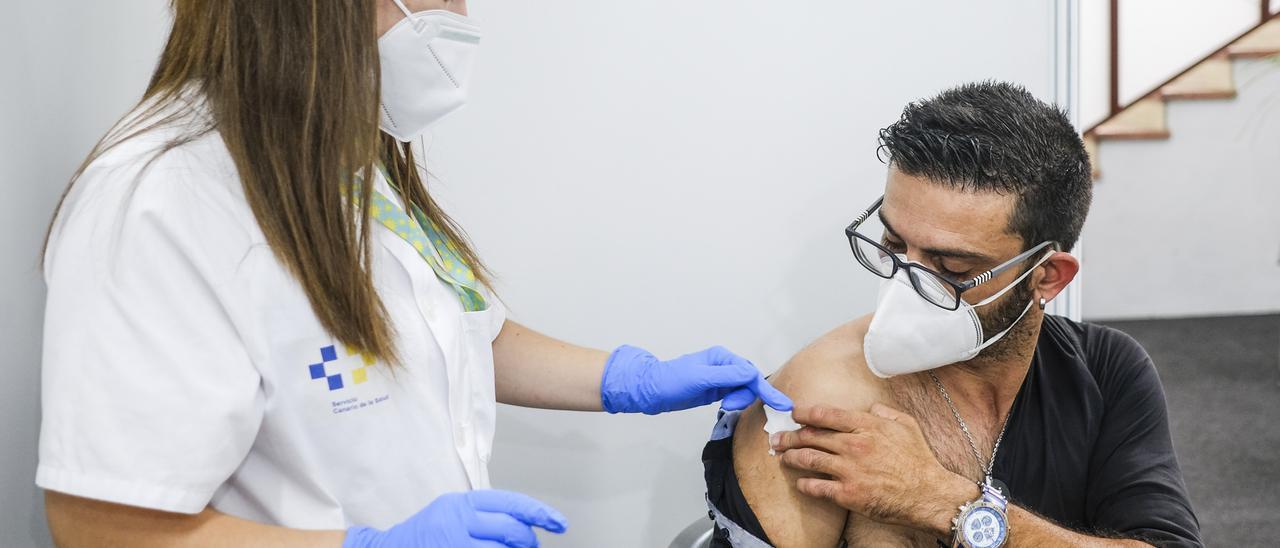 Un joven se vacuna en Infecar.