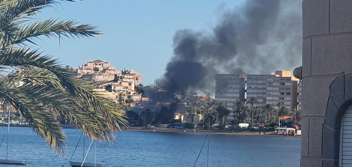 Vista del incendio en La Manga, que ha causado una gran columna de humo negro