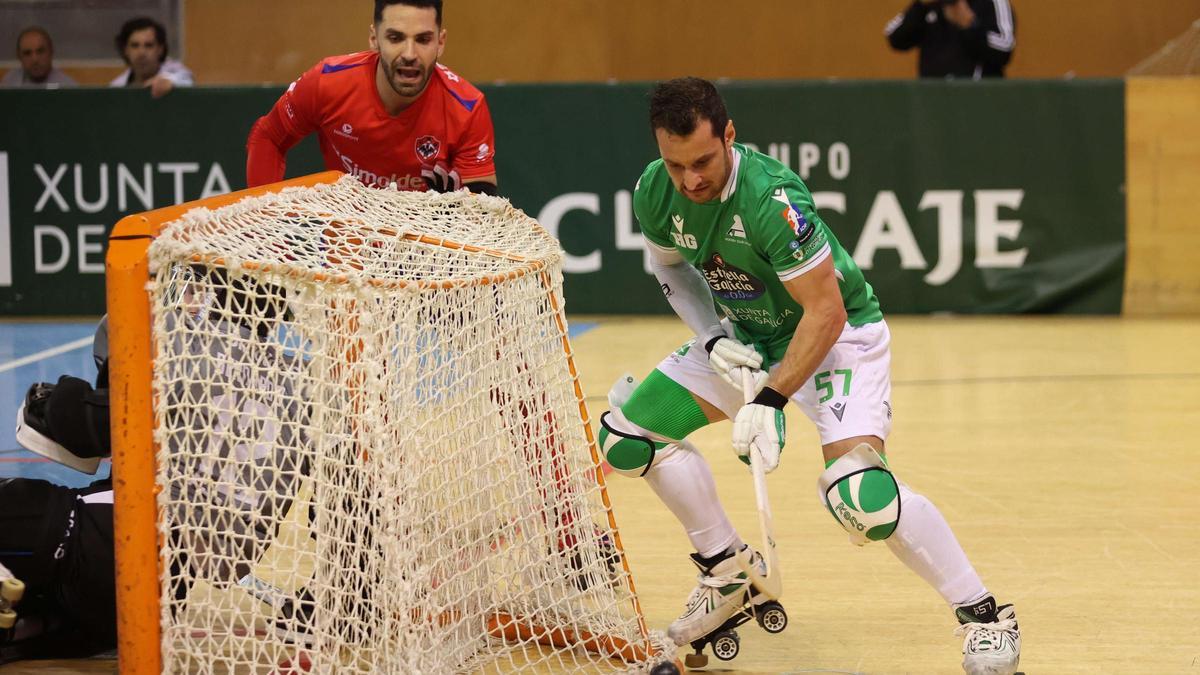 Toni Pérez, junto a la portería en el duelo de Champions contra el Oliveirense en el Palacio de Riazor.