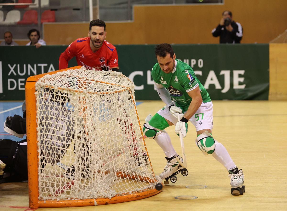 Toni Pérez, junto a la portería en el duelo de Champions contra el Oliveirense en el Palacio de Riazor.