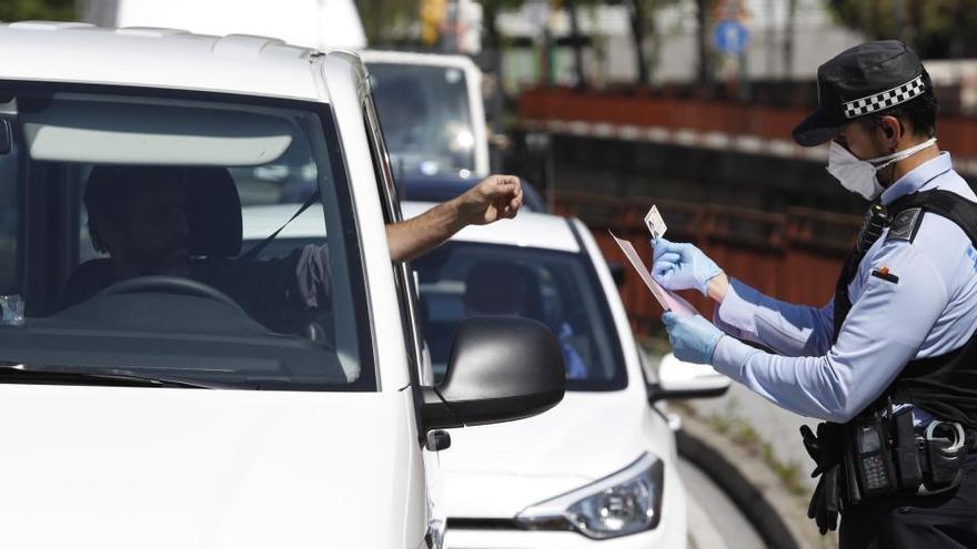 Un control policial en un dels accessos a la ciutat de Girona