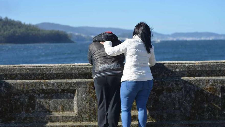 Poio llora mirando al mar un año después