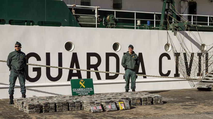 Dos agentes custodian la droga.