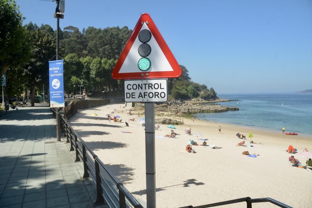 Semáforo en verde para entrar en la playa en Marín