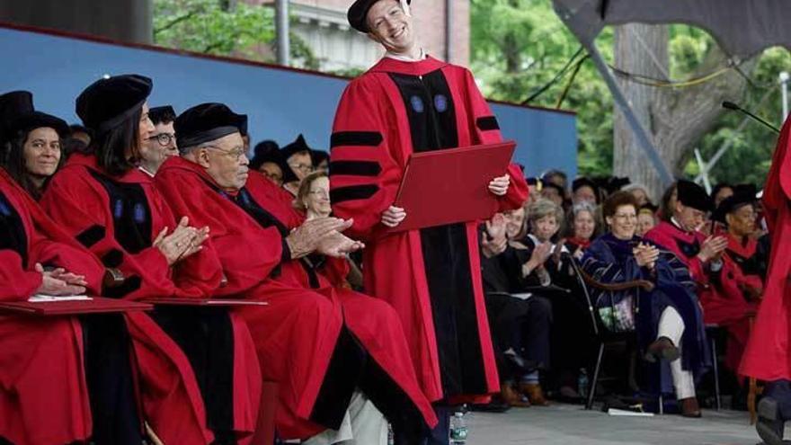 Mark Zuckerberg recoge un título honorífico en Harvard.