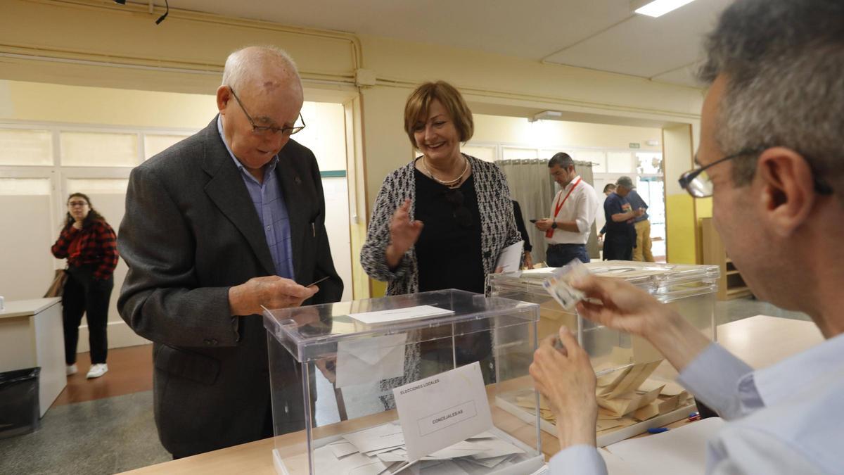 Monteserín, acompañada de su padre en una pasada campaña ejerce su derecho a voto.