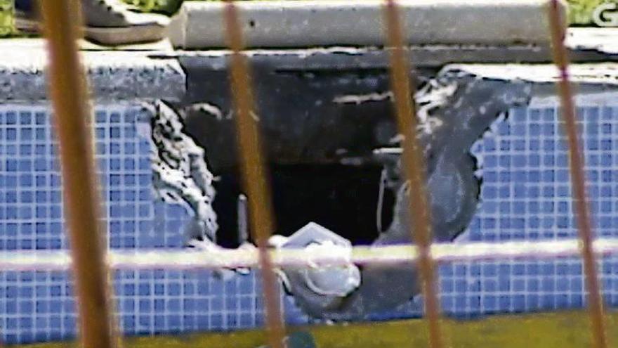 La pared de la piscina fue taladrada para rescatar a la niña. // TVG