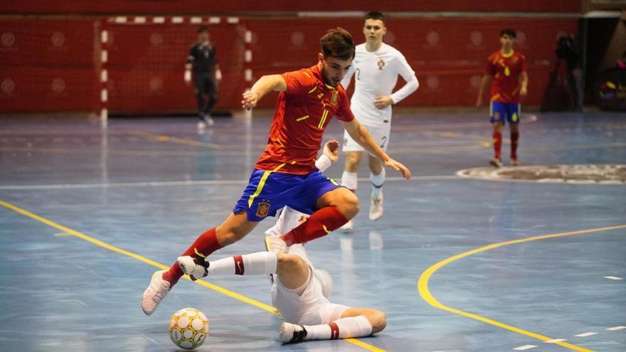 Una jugada de los encuentros disputados entre las selecciones sub 19 de fútbol sala de España y Portugal en Los Pedroches.