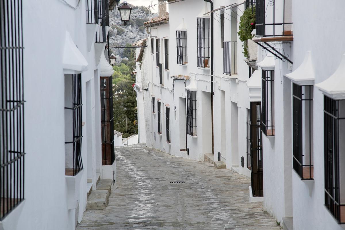 Conserva la estética típica de los pueblos blancos andaluces.