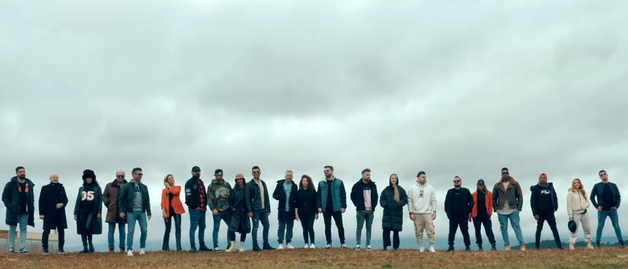 Los integrantes de la orquesta Panorama, que eligió la playa de Vilagarcía para presentar su &quot;Play Tour 2022&quot;.