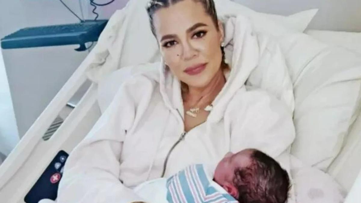 Khloé Kardashian posa con su hijo