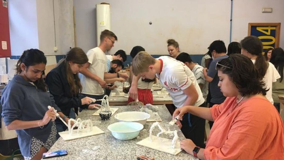 Taller de escultura en la Escuela de Arte.